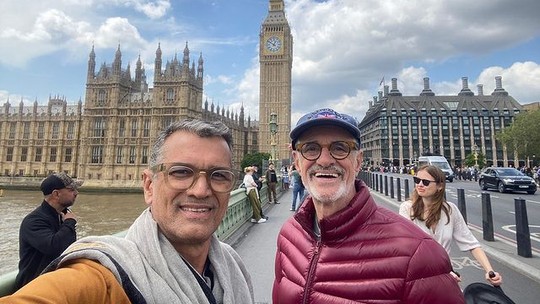 Marcos Caruso visita Londres e Paris com o namorado