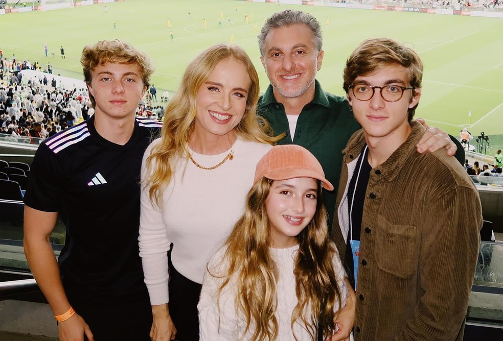 Luciano Huck e Angélica com os 3 filhos, Joaquim, Benício e Eva — Foto: Reprodução/Instagram
