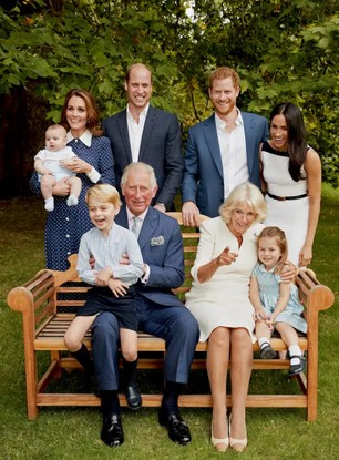 Charles III e Camilla com Kate Middleton e o príncipe William e seus três filhos, e o príncipe Harry e Meghan Markle