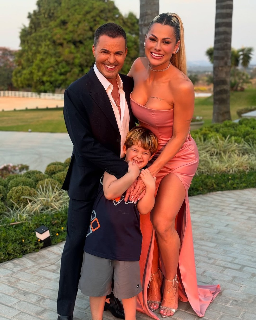 Eduardo Costa com Mariana Polastreli e o enteado &mdash; Foto: Reprodu&ccedil;&atilde;o/Instagram