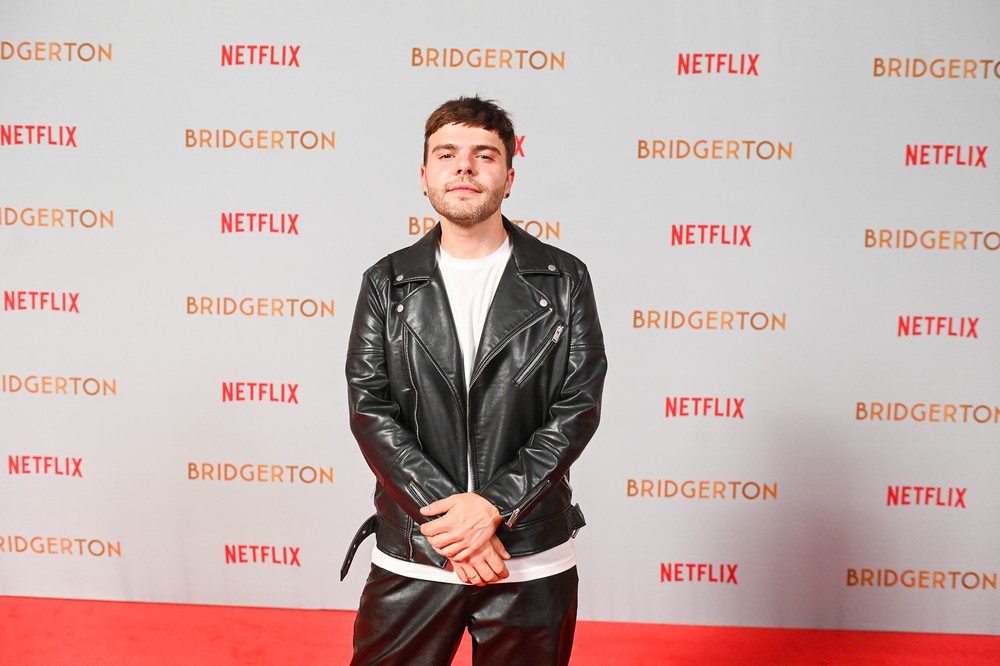 Nicola Coughlan e Luke Newton, de 'Bridgerton', recebem fãs para baile ...