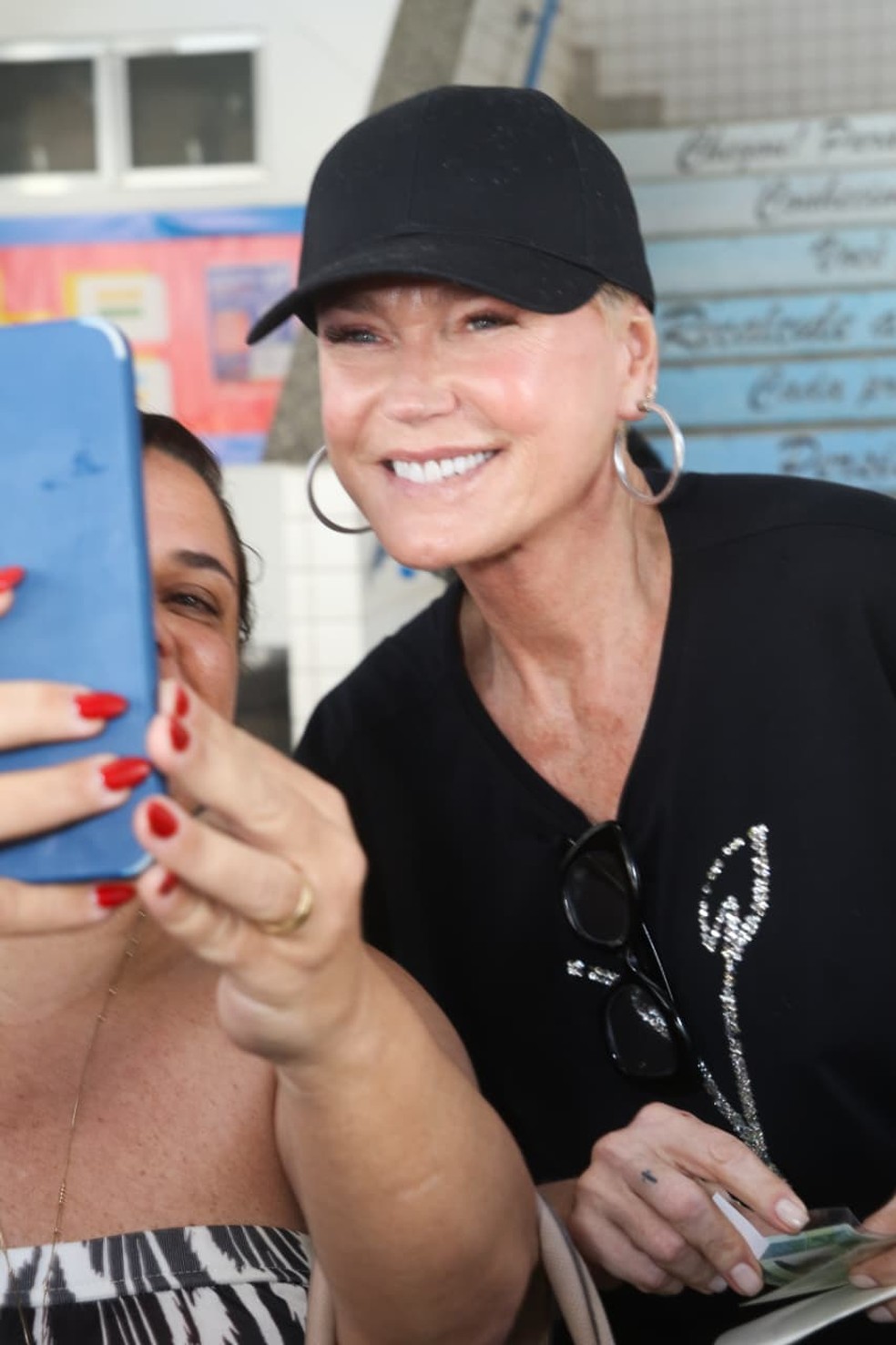 Xuxa sendo tirando foto com fã em colégio eleitoral no Rio de Janeiro — Foto: André Moreira/Brazil News