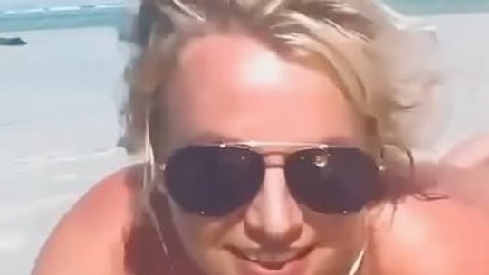 Britney Spears posa completamente nua na praia; vídeo
