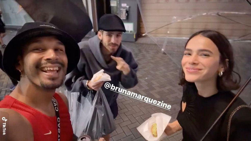 Bruna Marqueizne e João Guilherme com fã — Foto: Reprodução/Tiktok