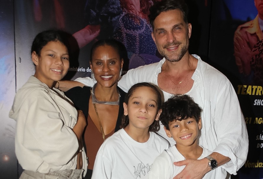 Aline Wirley e Igor Rickli com os três filhos, Fátima, Antonio e Will