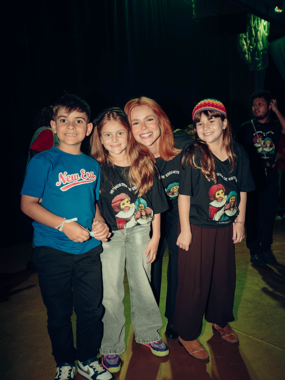 Thaís Vasconcellos encontra as filhas após aula de teatro — Foto: Divulgação