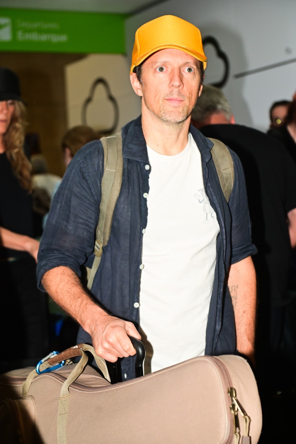 Cantor americano Jason Mraz faz caras e bocas ao desembarcar em São ...