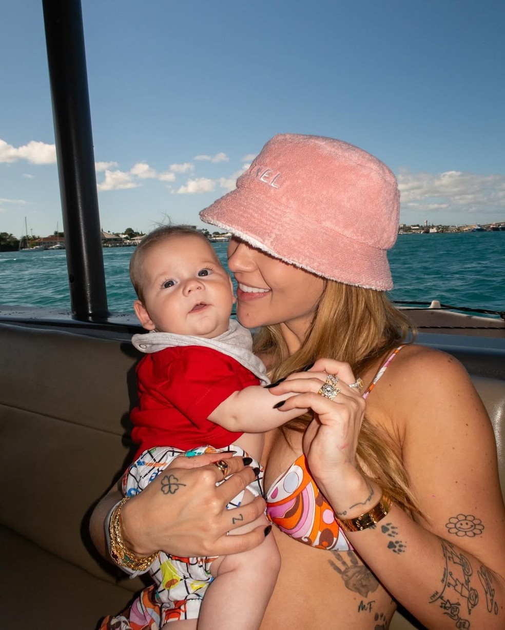 Virginia Fonseca exibe shape e brinca com porcos em viagem ao Caribe com a  família; fotos