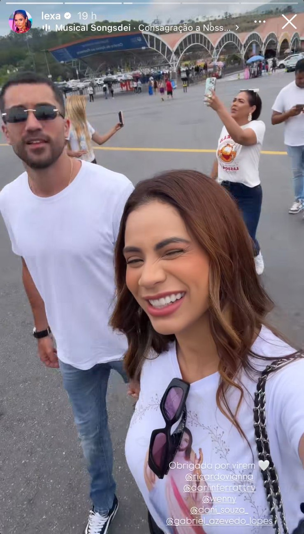 Lexa e Ricardo Vianna fazem homenagem à filha em missa — Foto: Reprodução | Instagram