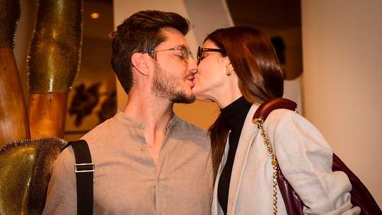 Camila Queiroz e Klebber Toledo   trocam beijos na abertura de exposição em São Paulo 