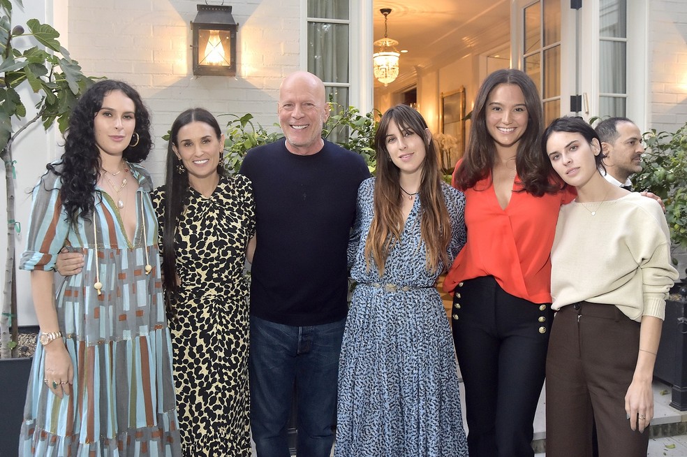 Bruce Willis reúne a ex, Demi Moore, e a atual mulher, Emma Heming, com as filhas, Rummer, Tallulah e Scout — Foto: Getty Images