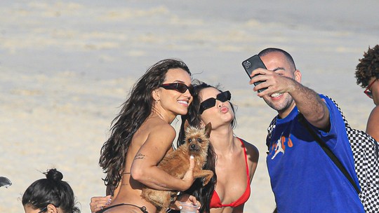 Solteira, Rafa Kalimann curte dia de praia com Juliette e cãozinho