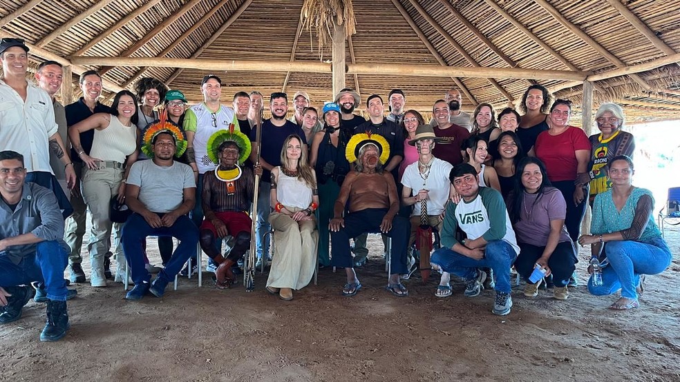 Angelina com lideranças indígenas no Mato Grosso — Foto: Reprodução/Facebook