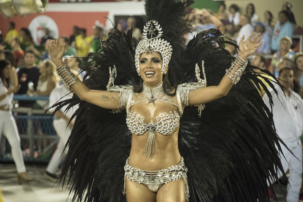 Anitta desfila pela Mocidade no Rio de Janeiro, em 2016 — Foto: Getty Images