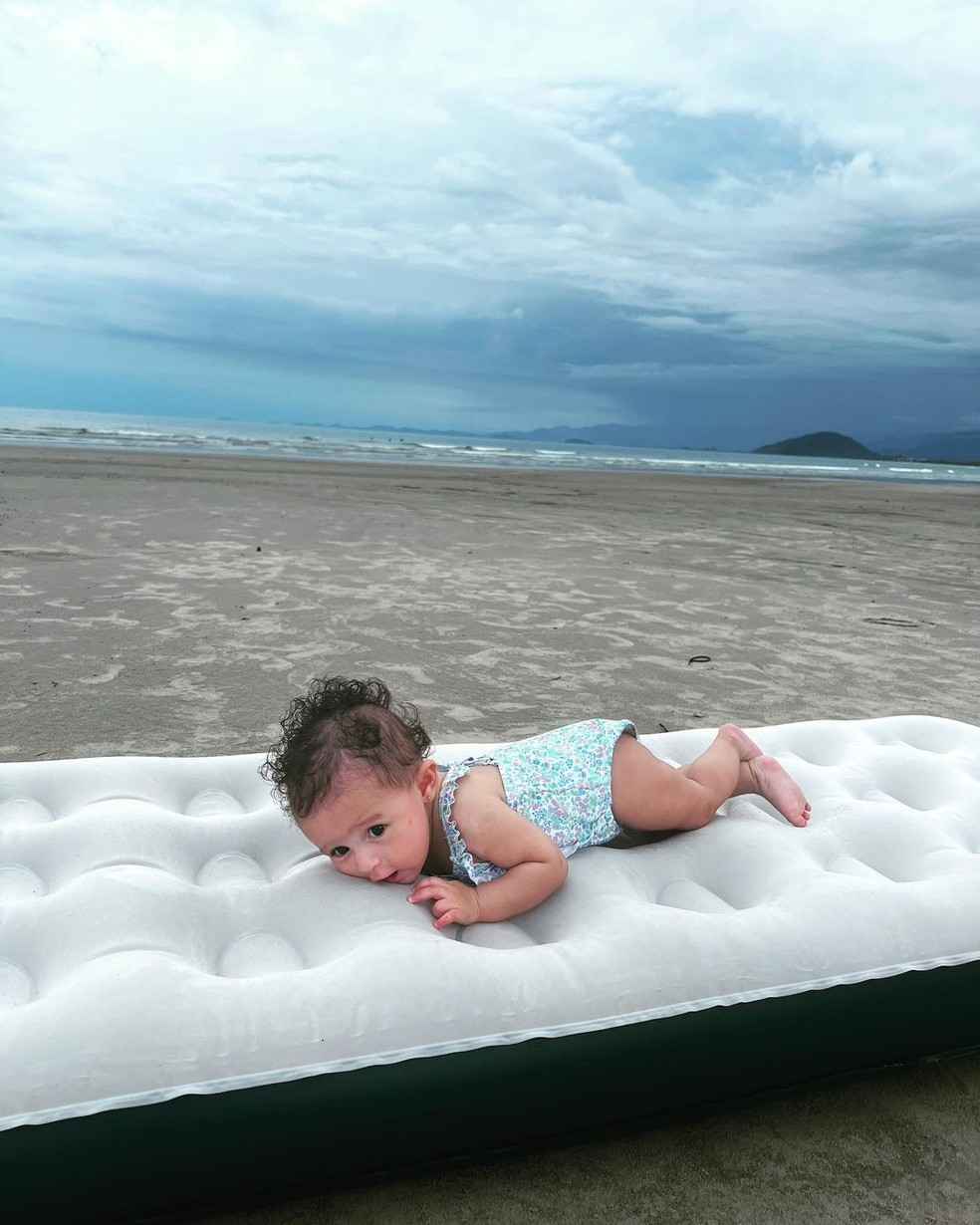 MC Loma curte dia de praia com a filha, Melanie — Foto: Reprodução/Instagram