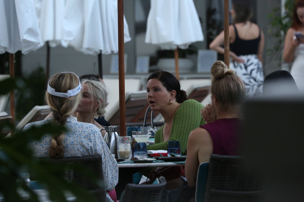 Lana Del Rey é vista tomando drinks em hotel luxuoso no Rio de Janeiro
