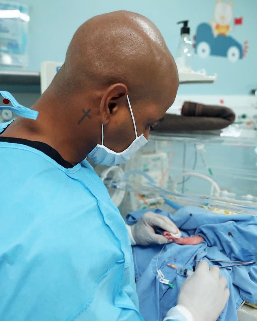 Cezar, do BBB 23, trabalha em UTI Neonatal — Foto: Reprodução/Instagram