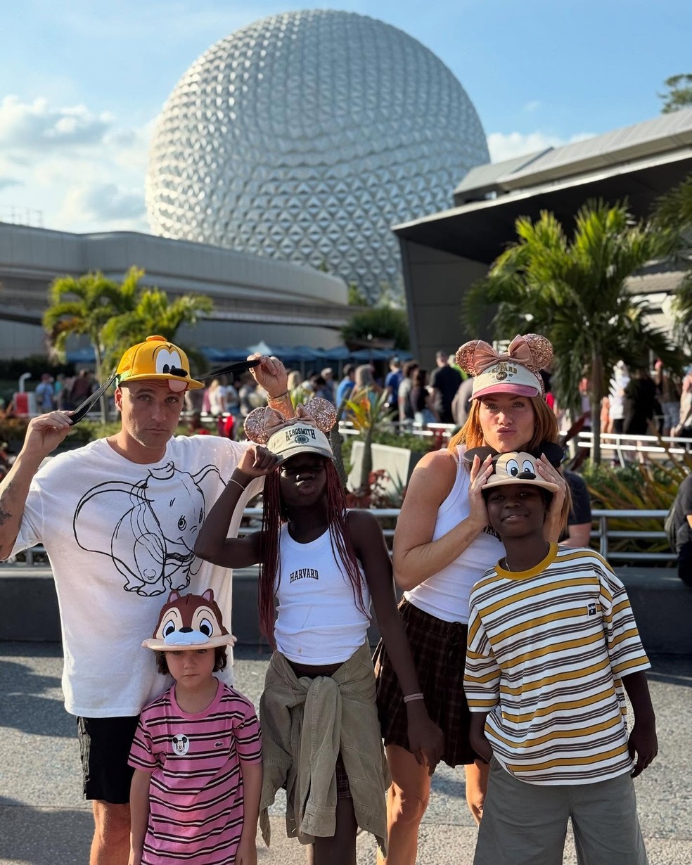 Giovanna Ewbank e Bruno Gagliasso curtem Disney com Titi, Bless e Zyan &mdash; Foto: Reprodu&ccedil;&atilde;o/Instagram
