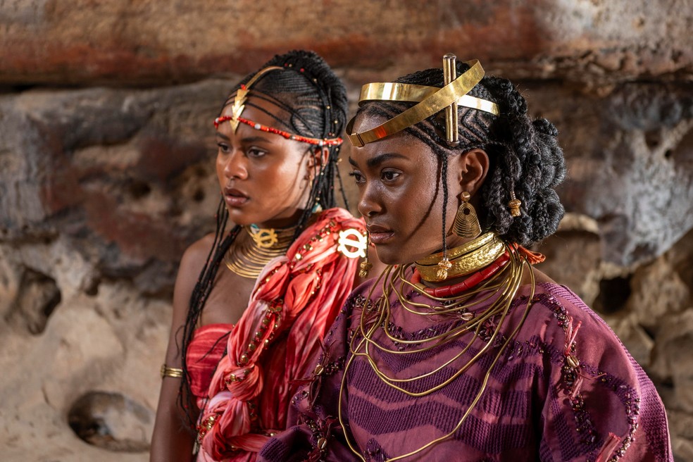 Alika (Duda Santos) e Niara (Erika Januza) — Foto: Globo/ Estevam Avellar