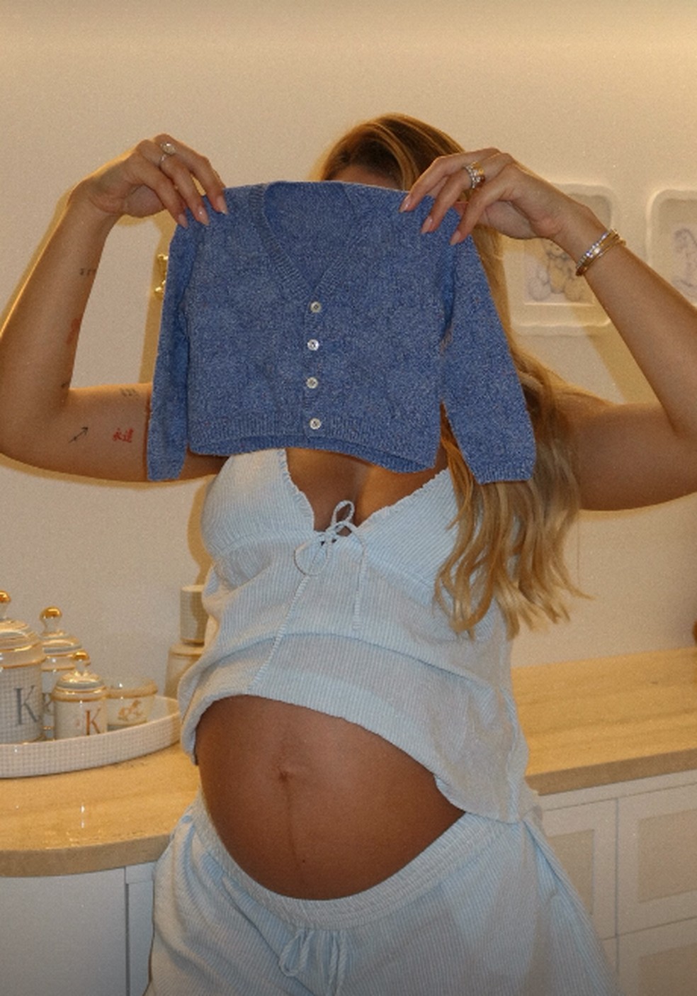 Gabriellu exibe barrigão e mostra primeira roupinha do filha que espera com Endrick — Foto: Reprodução/Instagram