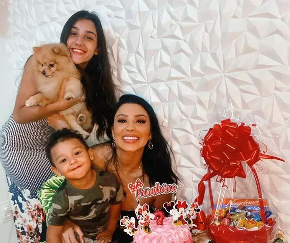 Jenny Miranda com os filhos, Anna Beatryz , e Enrico — Foto: Reprodução/ Instagram