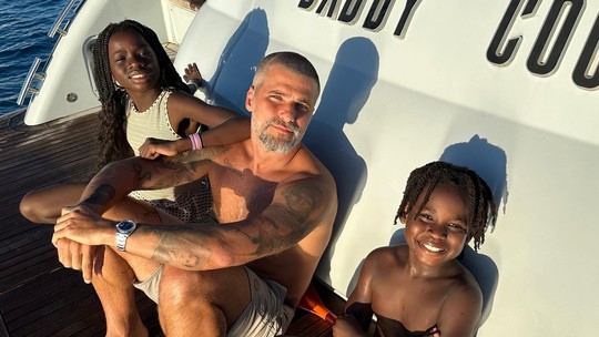 Bruno Gagliasso abre álbum de viagem à Ibiza com a família