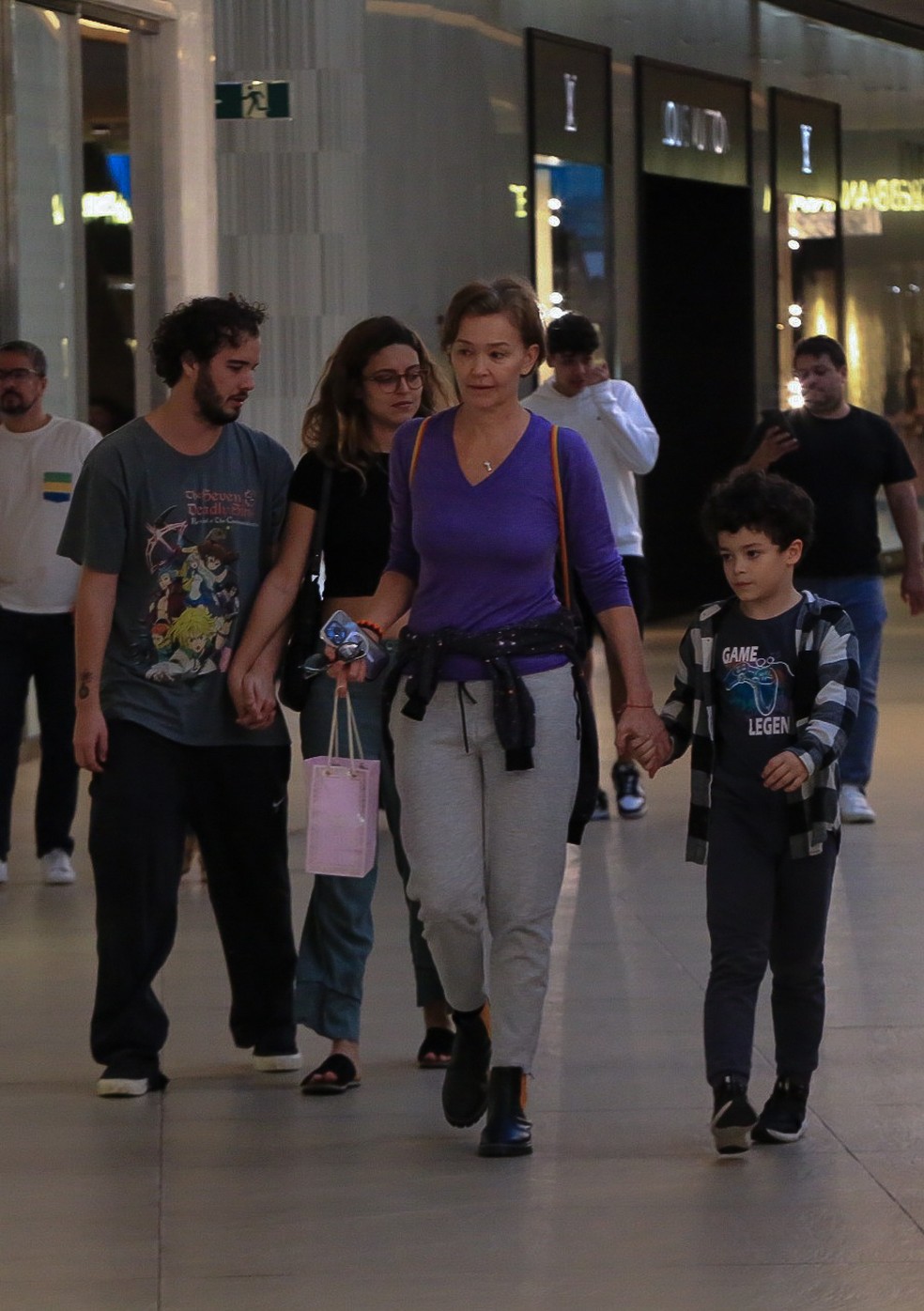 Julia Lemmertz faz passeio com filhos e neto em shopping, no Rio — Foto: Edson Aipim/ AgNews