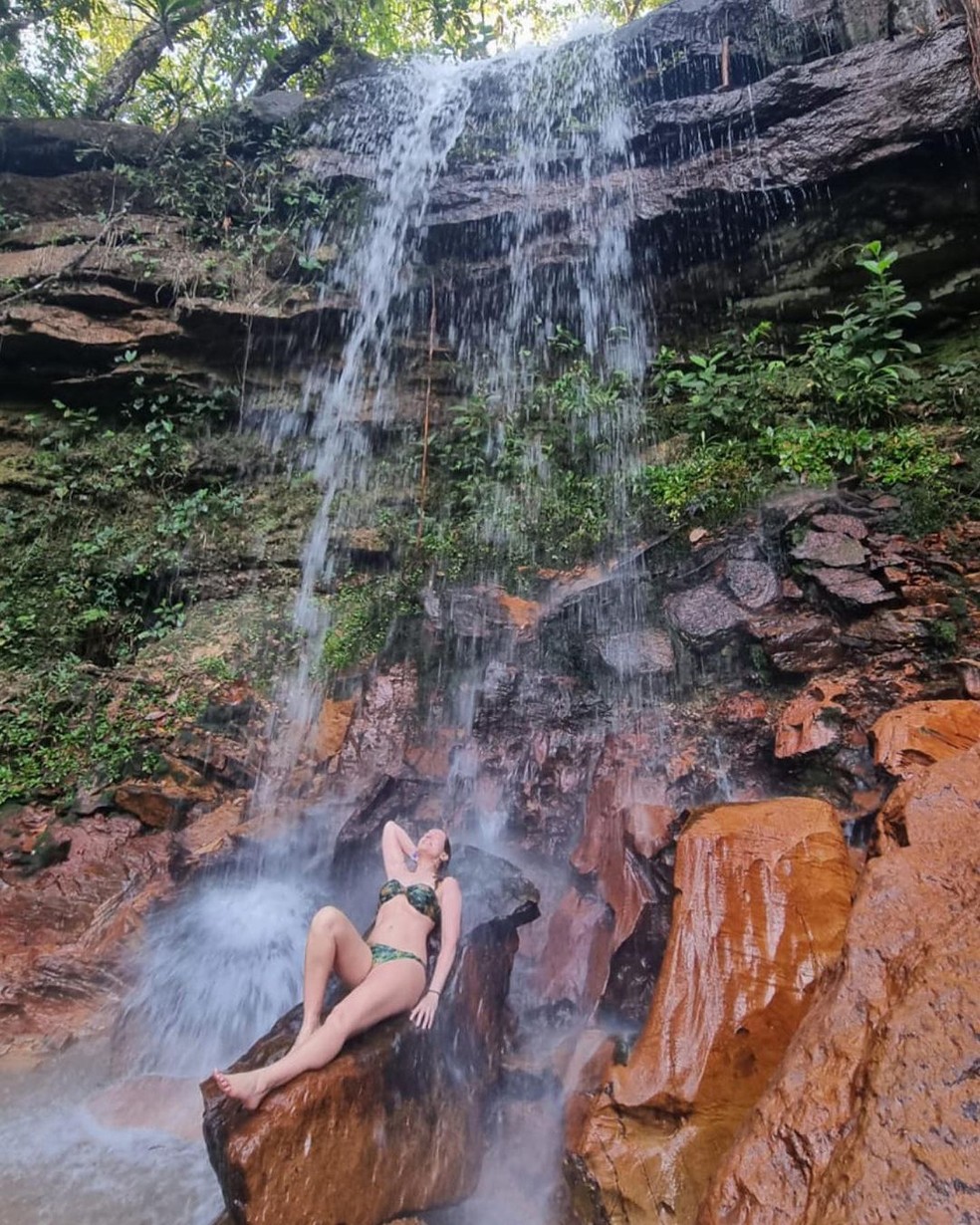 Regina Volpato toma banho de cachoeira na Chapada dos Guimarães — Foto: Reprodução/Instagram