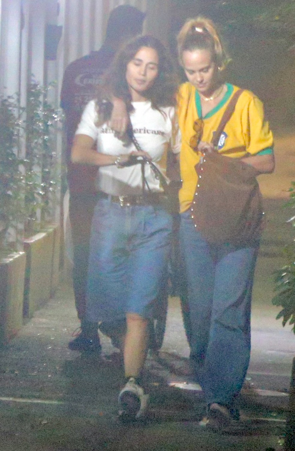 Nanda Costa deixa bar no Rio agarradinha com Emilie Rey após jogo do Brasil