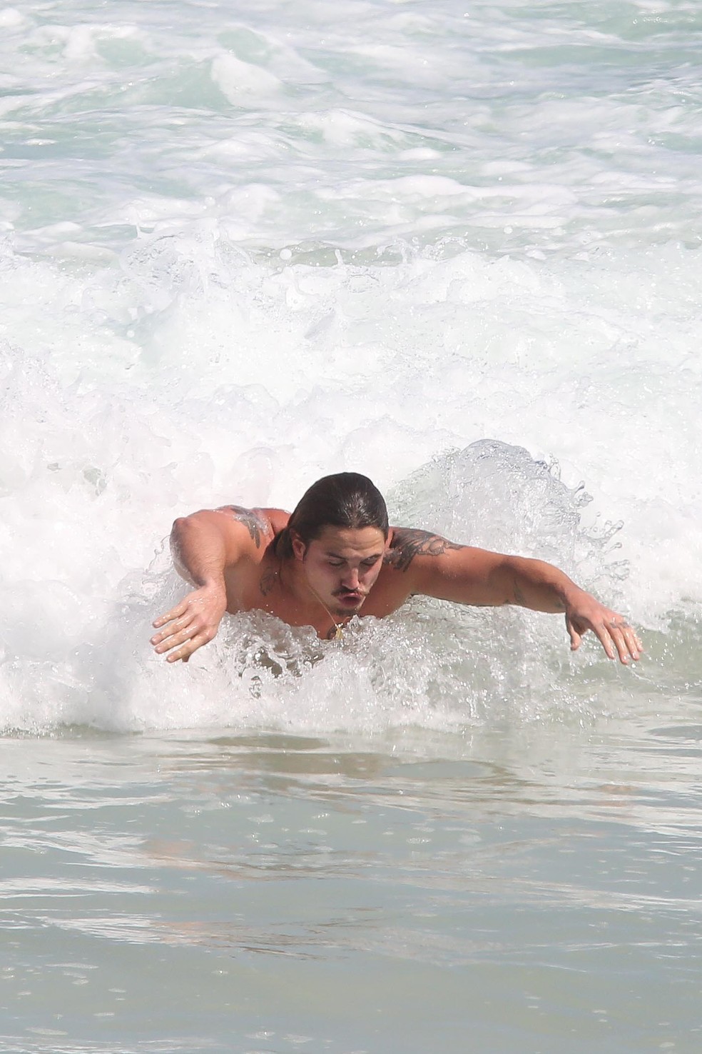 Romulo Arantes Neto toma banho de mar no Rio de Janeiro — Foto: Dilson Silva/AgNews