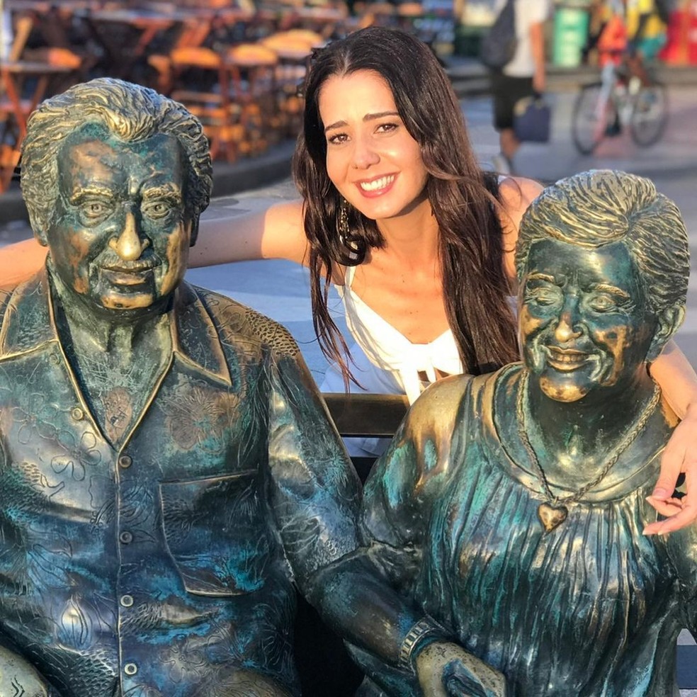 Cristiane Amorim posa com estátuas de Jorge Amado e Zélia Gattai — Foto: Reprodução/Instagram