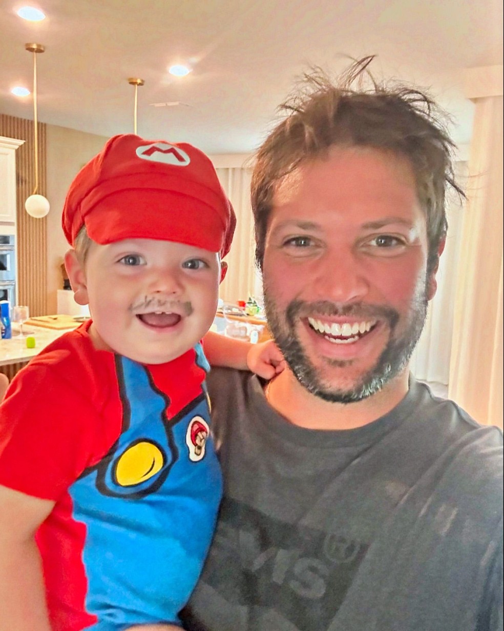 Gustavo Leão com o filho — Foto: Reprodução/Instagram