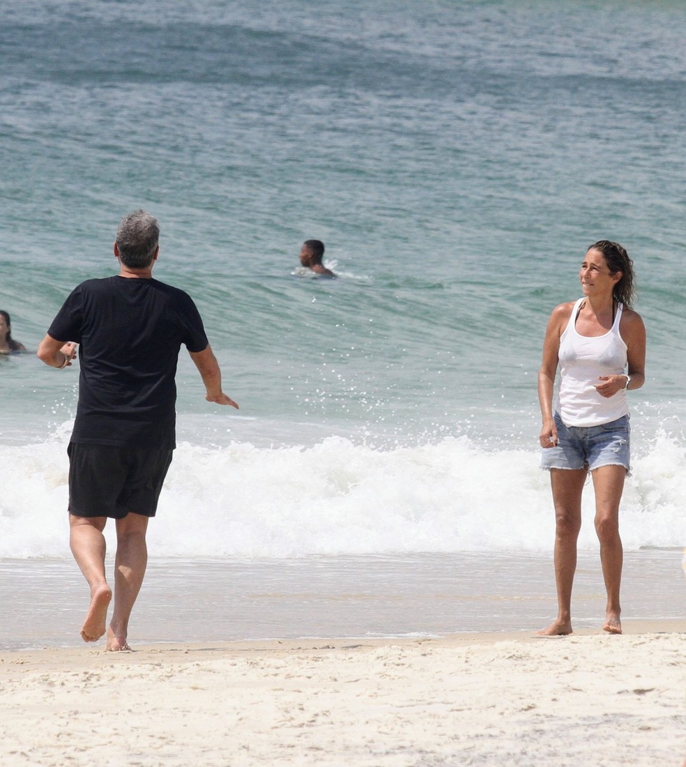 Fora da Globo, Andréa Beltrão joga futebol em praia no Rio de Janeiro