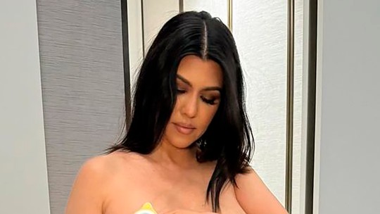 Kourtney Kardashian tira leite ao mostrar rotina com bebê de 4 meses; fotos