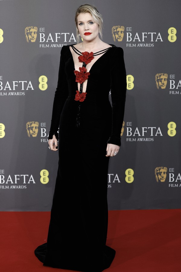 BAFTA 2024: Famosos arrasam nos looks no red carpet; fotos
