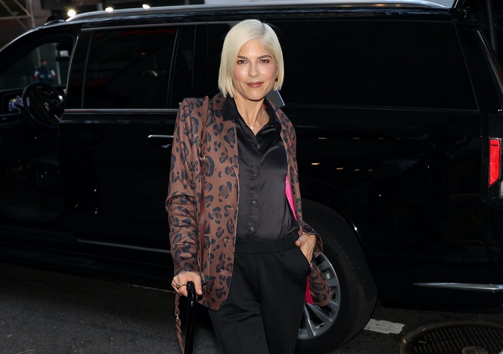 Selma Blair caminha de bengala em Nova York (2023) — Foto: Getty Images