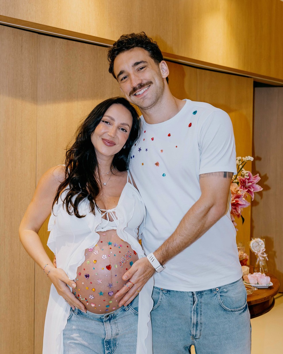 Maitê Lo Sardo e Léo Ortiz abrem álbum de chá de bebê intimista — Foto: Reprodução/Instagram