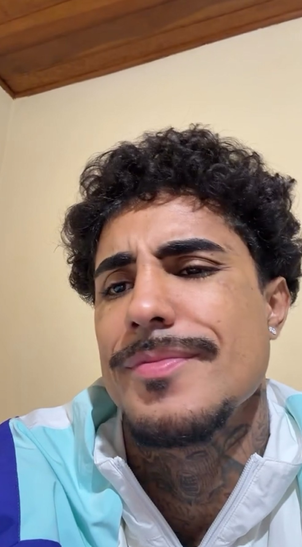 MC Livinho se manifesta após críticas a apresentação no Tiny Desk Brasil — Foto: Reprodução/Instagram e Reprodução/Youtube