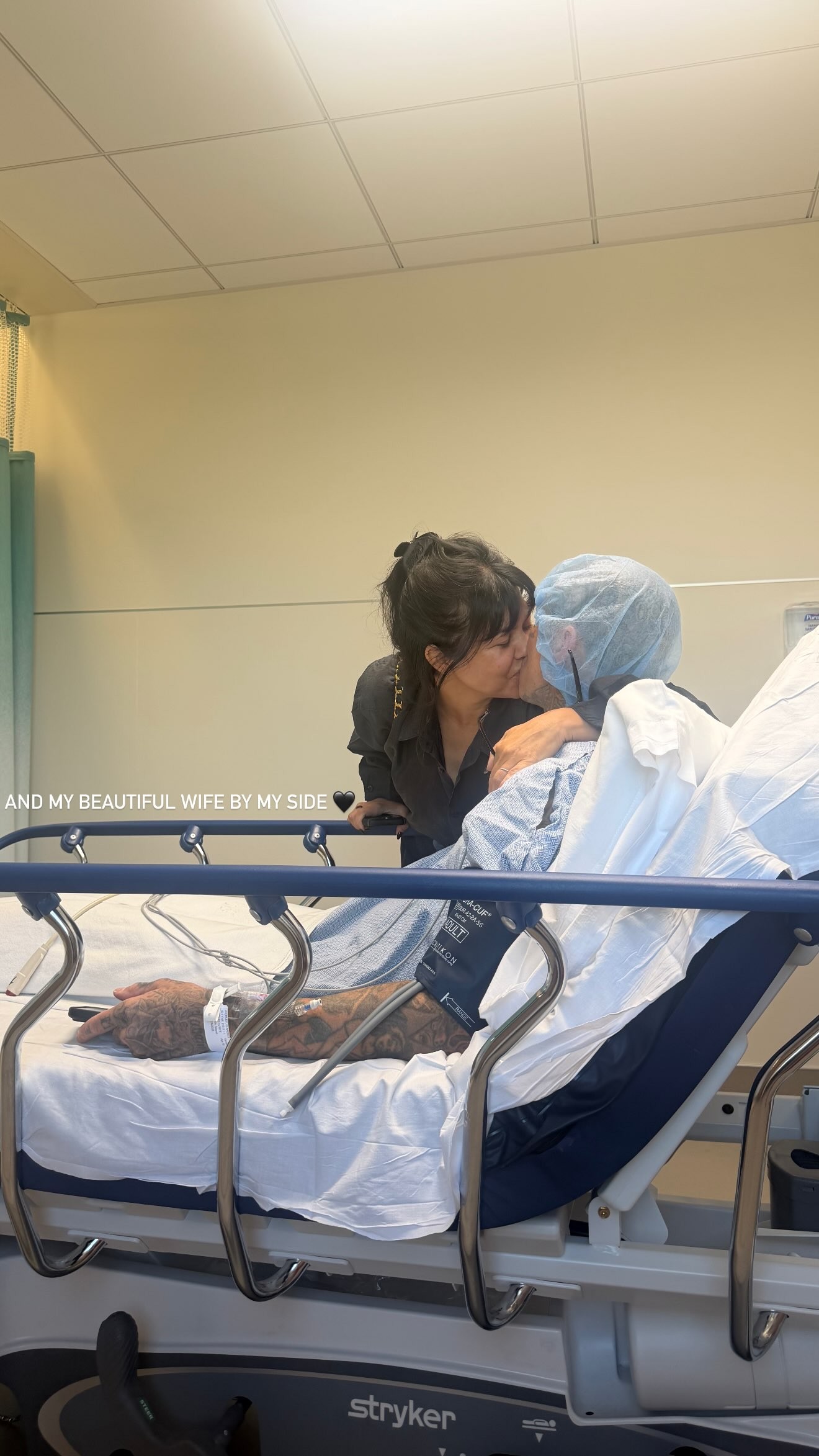 Travis Barker é hospitalizado, recebe a filha e ganha beijão de Kourtney Kardashian