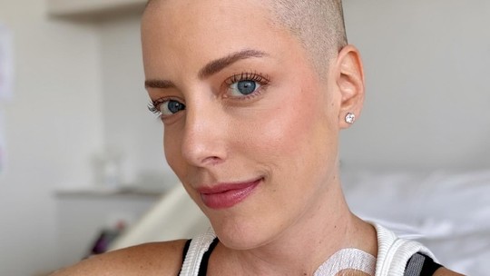 Fabiana Justus vai a hospital para acompanhamento de tratamento contra câncer: 'Orgulho das conquistas'
