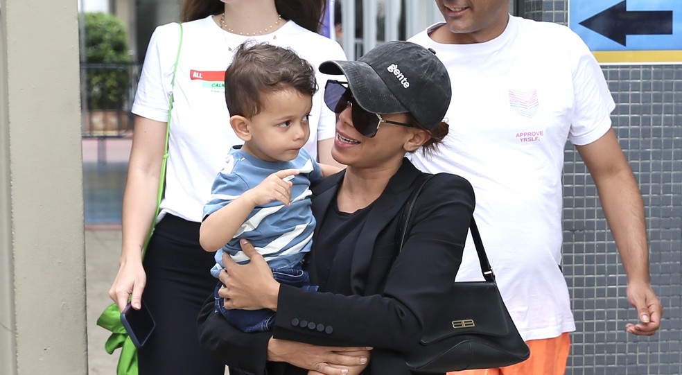 Anitta deixa a votação do segundo turno acompanhada do sobrinho — Foto: Brazil News