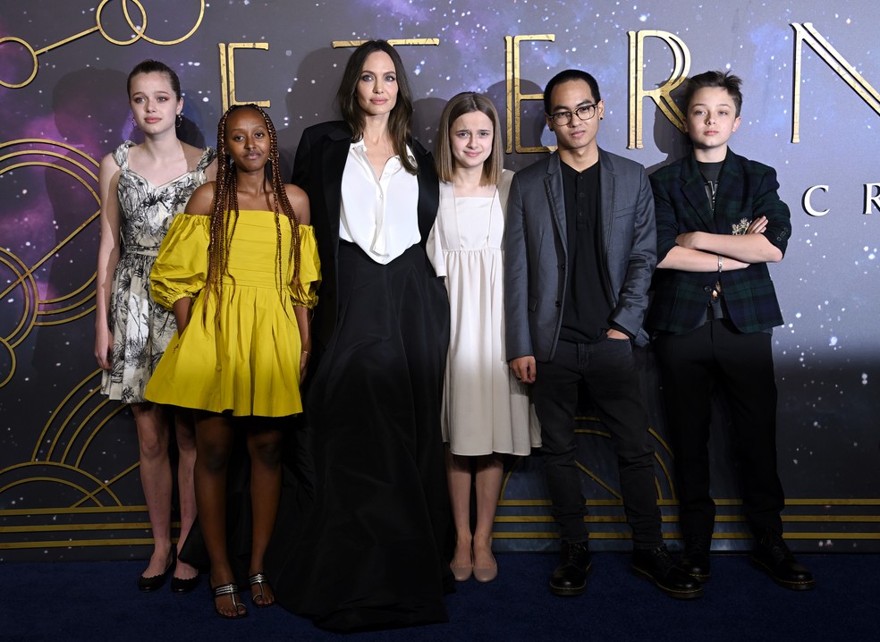 Angelina Jolie e os filhos, Pax, Zahara, Shiloh, Vivienne e Knox — Foto: Getty Images