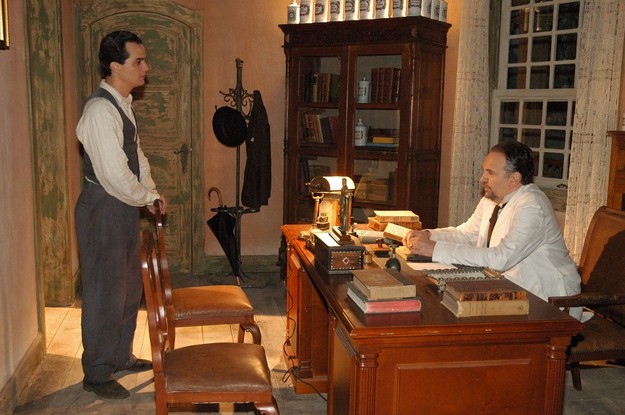 Luciano Chirolli, como Dr. Mata Machado, em cena com Wagner Moura na minissérie JK (Globo, 2006)