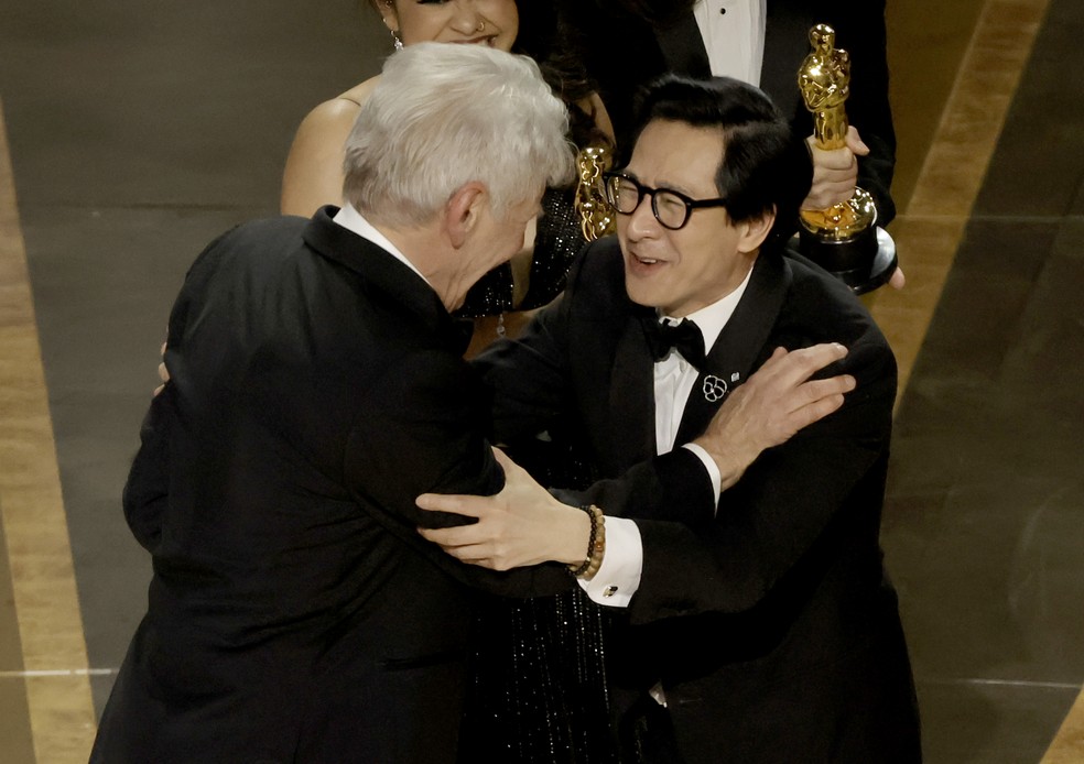 Ke Huy Quan e Harrison Ford se reencontram no Oscar 2023 — Foto: Getty Images