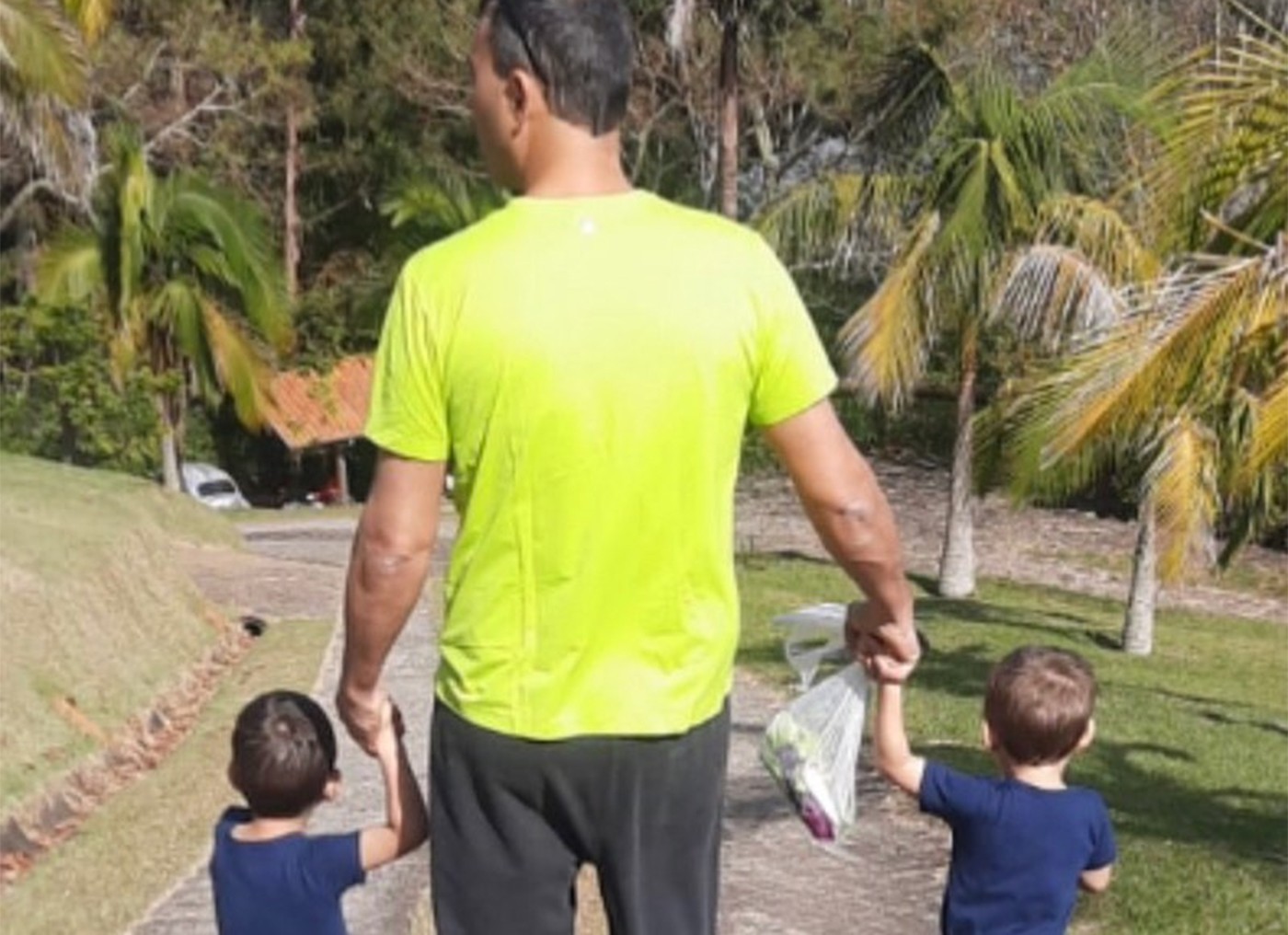 André Rizek encanta fãs em manhã com seus gêmeos com Andréia Sadi