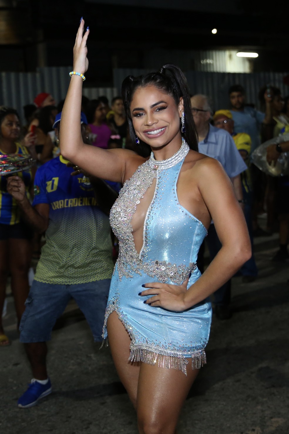 Lexa usa vestidinho fendado e com transparência para noite de samba