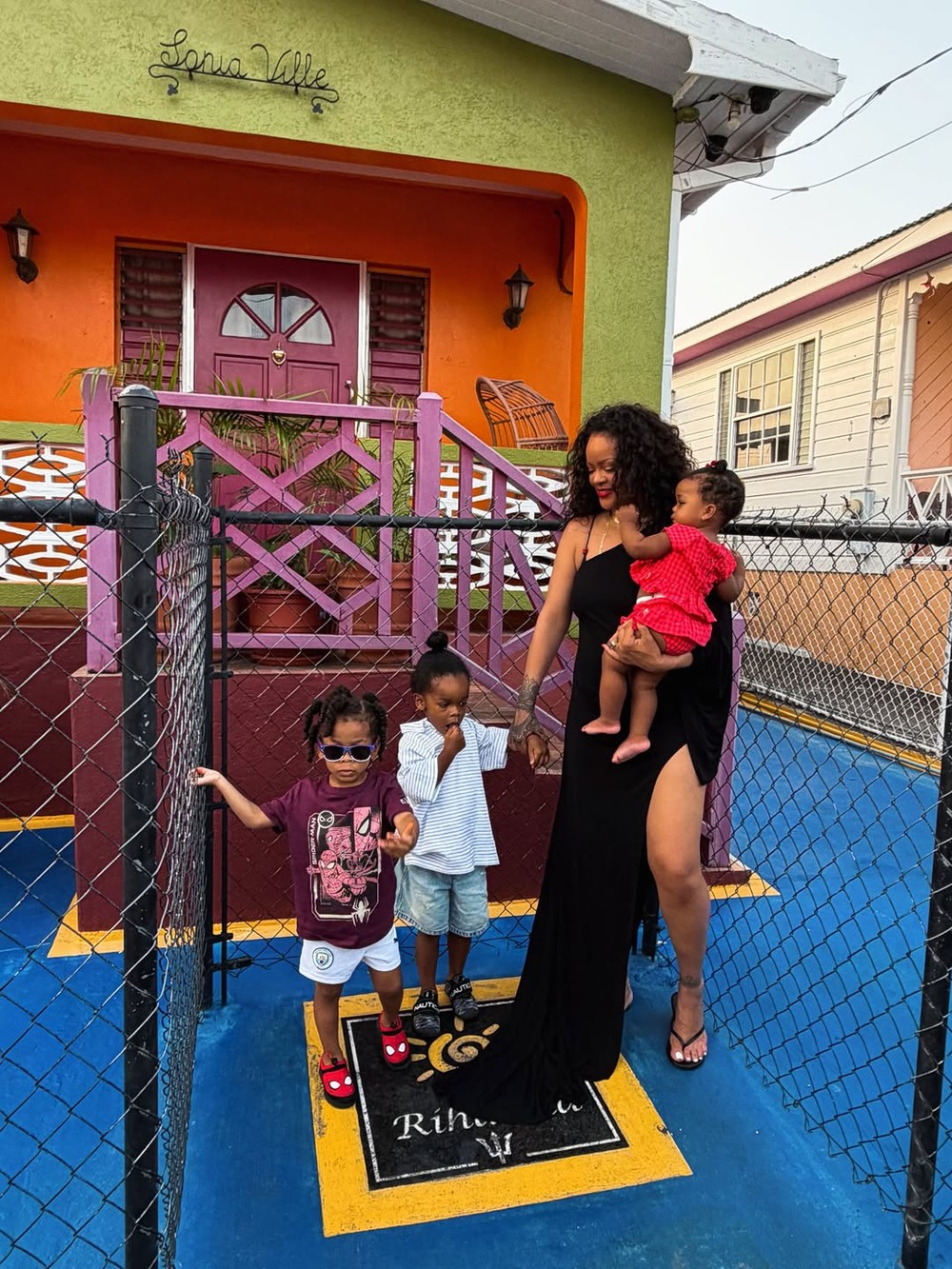 Rihanna volta a Barbados e apresenta casa onde cresceu aos filhos