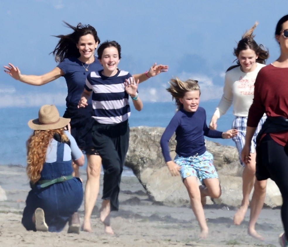 Jennifer Garner com os filhos Seraphina, Violet e Samuel — Foto: The Grosby Group