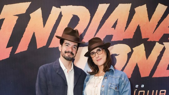 Paola Carosella beija o namorado em première de 'Indiana Jones 5' 