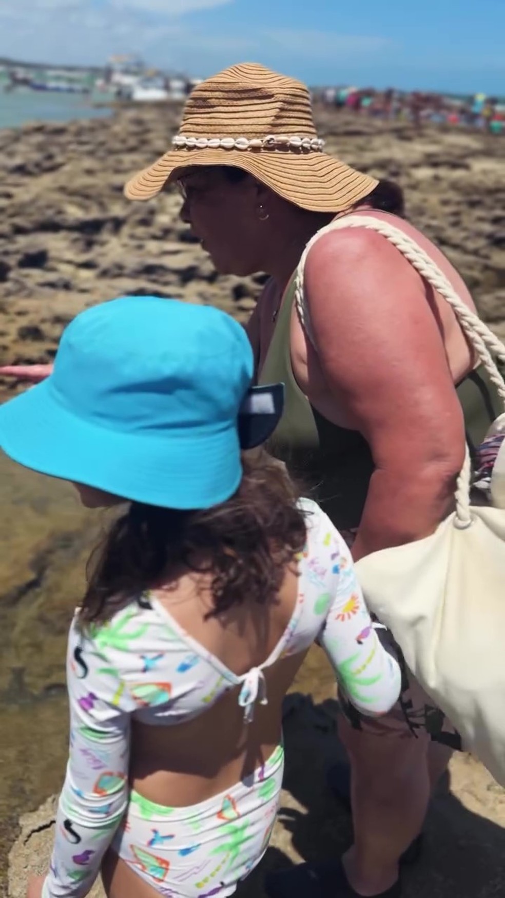 Débora Nascimento curte praia com a mãe e a filha — Foto: Reprodução/Instagram